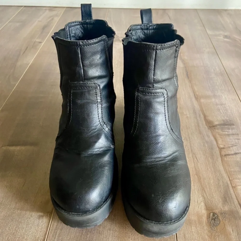 Steve Madden 'Eber' Chelsea Chunky Y2K Platform Boots in Black